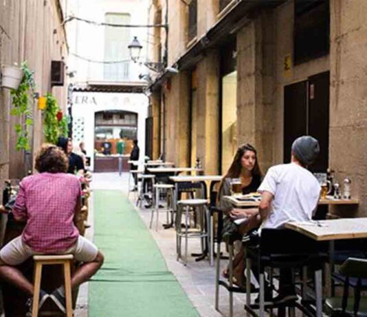 El restaurante del Gòtic que mantiene 21 mesas en la terraza sin licencia El restaurante del Gòtic que mantiene 21 mesas en la terraza sin licencia