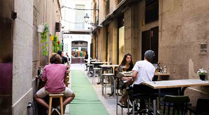 El restaurante del Gòtic que mantiene 21 mesas en la terraza sin licencia El restaurante del Gòtic que mantiene 21 mesas en la terraza sin licencia