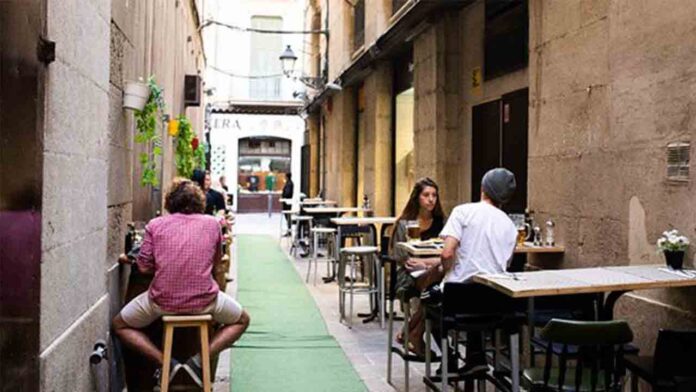 El restaurante del Gòtic que mantiene 21 mesas en la terraza sin licencia