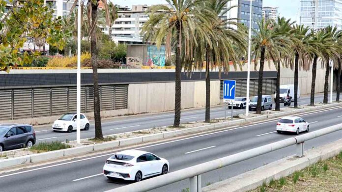 Barcelona comienza a instalar módulos fotovoltaicos para el autoconsumo en la ronda Litoral