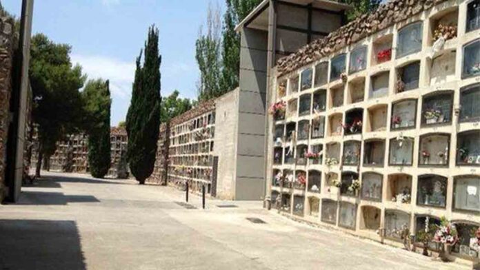 Cementeris de Barcelona despide a un trabajador por estafar a ocho familias
