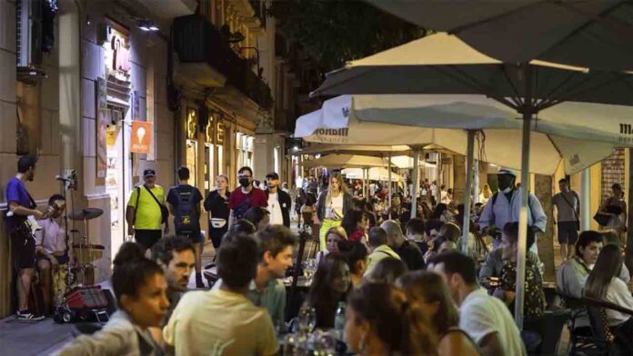 Ciutat Vella amplía los locales que tendrán que cerrar antes debido al ruido