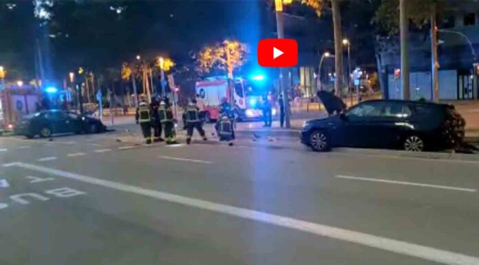 Espectacular accidente entre dos Cabify en la avenida Diagonal Espectacular accidente entre dos Cabify en la avenida Diagonal