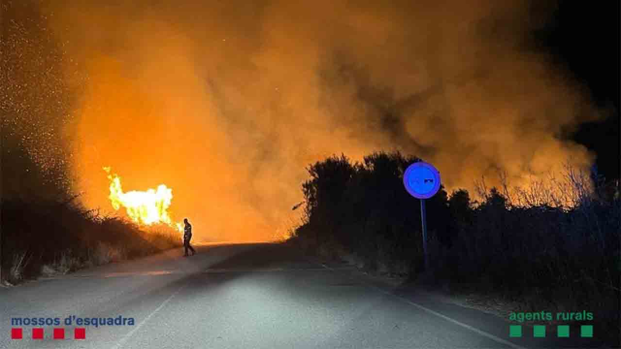 Detienen a un hombre acusado de provocar nueve incendios en el Prat de Llobregat