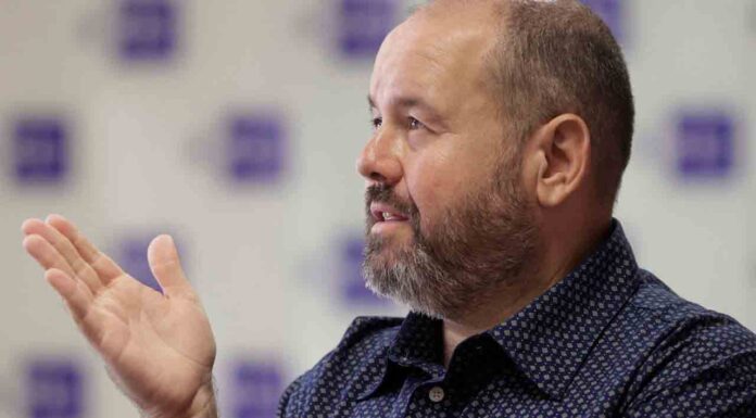 Joan Mena reclama a ERC «valentía política» para resolver el problema de Borràs Joan Mena reclama a ERC "valentía política" para resolver el problema de Borràs