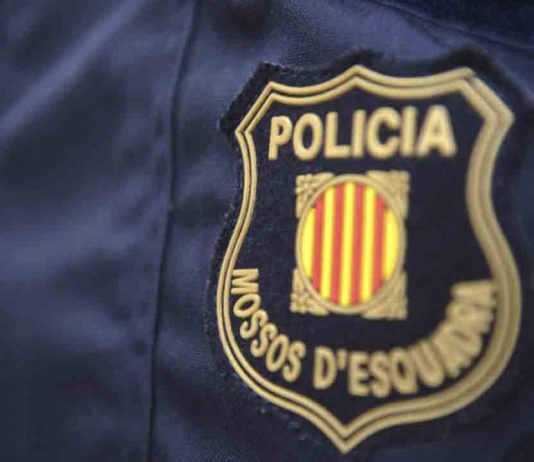 Varios transeúntes golpean a un joven que acababa de robar un Rolex Detenidos dos agentes de los Mossos por torturas, lesiones y detención ilegal