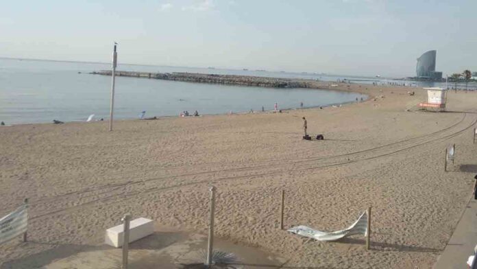 Un hombre muere en el Hospital tras casi ahogarse en la playa de la Barceloneta