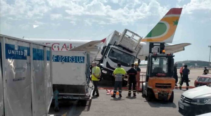 Un avión choca contra un camión en el aeropuerto de El Prat Un avión choca contra un camión en el aeropuerto de El Prat