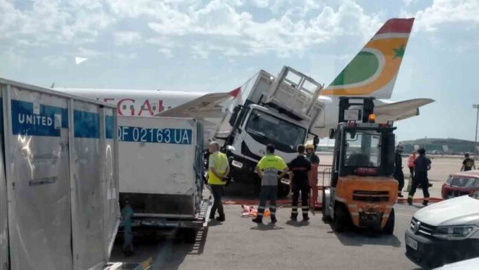 Un avión choca contra un camión en el aeropuerto de El Prat