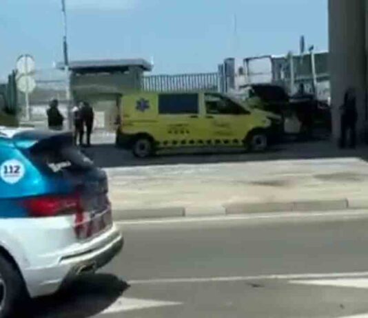 Vídeo | Un hombre se lanza al vacío desde el puente de la T1 del aeropuerto del Prat Un hombre se lanza al vacío desde el puente de la T1 del aeropuerto del Prat