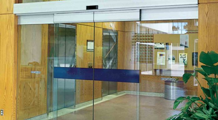 Barcelona destina 2 millones de euros en puertas automáticas para los negocios Barcelona destina 2 millones en puertas automáticas para los negocios