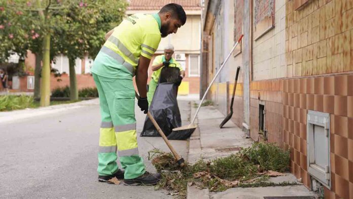 Barcelona incorpora 25 nuevas brigadas de barrio para reforzar la limpieza
