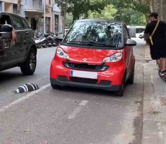 Circula con el coche por el carril bici y agrede a quien lo graba Circula con el coche por el carril bici y agrede a quien lo graba