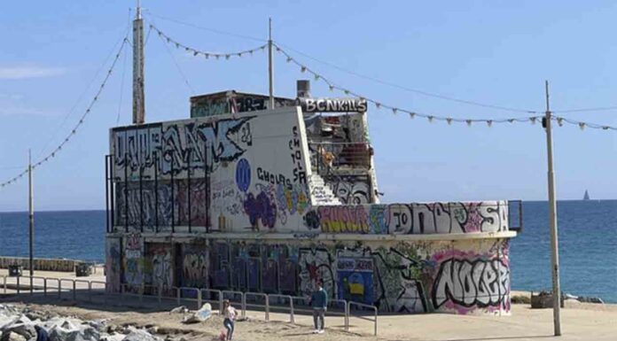 Se derruirá el antiguo restaurante del espigón de Bac de Roda Se derruirá el antiguo restaurante del espigón de Bac de Roda debido a los temporales