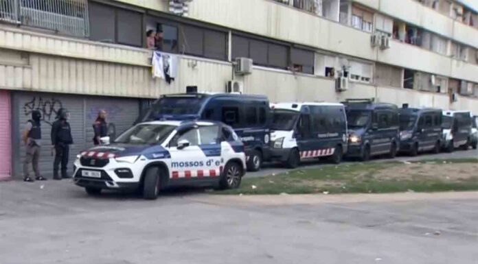 Gran despliegue policial en Sant Adrià de Besòs a primera hora de este martes Gran despliegue policial en Sant Adrià de Besòs a primera hora de este martes