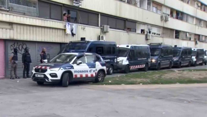 Gran despliegue policial en Sant Adrià de Besòs a primera hora de este martes