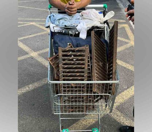 Investigan a un hombre por robar 23 tapas de alcantarillado Investigan a un hombre por robar 23 tapas de alcantarillado en Barcelona