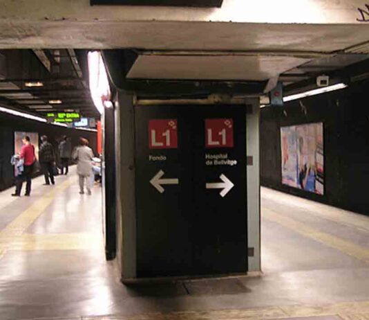 Apuñalan a un hombre en la L1 del Metro y sale huyendo Cinco detenidos por una agresión homófoba en el metro a un joven que le rompieron la nariz