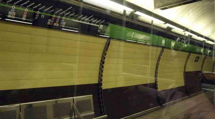 Parada la L3 del Metro una hora al pasearse un hombre por las vías Parada la L3 del Metro una hora al pasearse un hombre por las vías