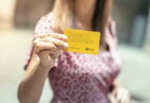 Precios especiales en las clínicas dentales para las personas cuidadoras Barcelona entrega las primeras 1.000 Tarjetas Cuidadoras