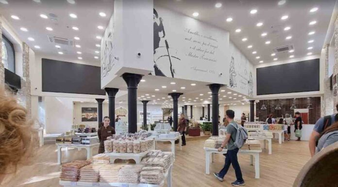 Precintada la tienda Torrons Vicens de la Rambla por carecer de licencia Precintada la tienda Torrons Vicens de la Rambla por carecer de licencia