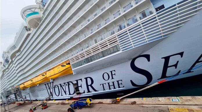 Tres detenidos por estafar en el casino del crucero Wonder of the Seas a su paso por Barcelona Tres detenidos por estafar en el casino del crucero Wonder of the Seas a su paso por Barcelona