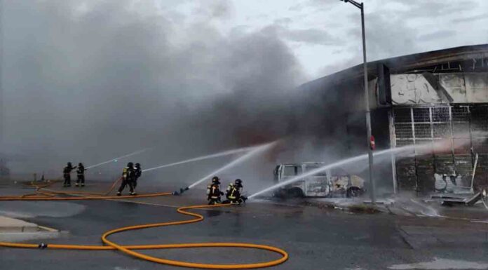 2 heridos y varios coches quemados en el incendio de una gasolinera en Sant Martí 2 heridos y varios coches quemados en el incendio de una gasolinera en Sant Martí