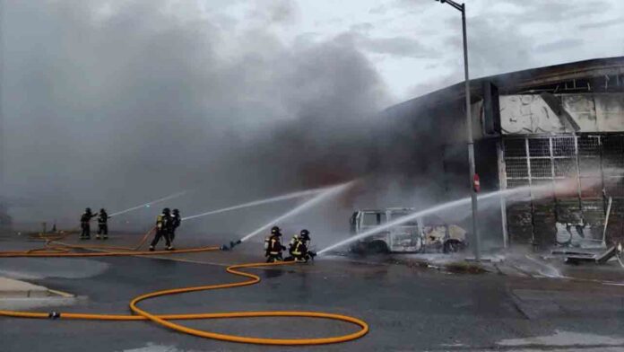 2 heridos y varios coches quemados en el incendio de una gasolinera en Sant Martí