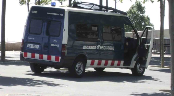 Se atrinchera en su casa de Castelldefels tras intentar matar a su padre a navajazos Se atrinchera en su casa de Castelldefels tras intentar matar a su padre a navajazos