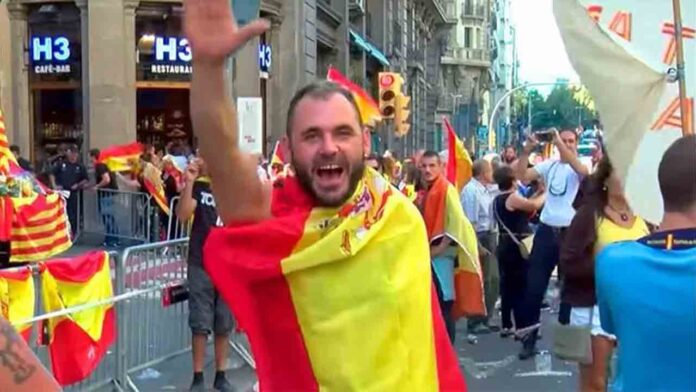 Banderas franquistas y saludos fascistas en el 12 de octubre