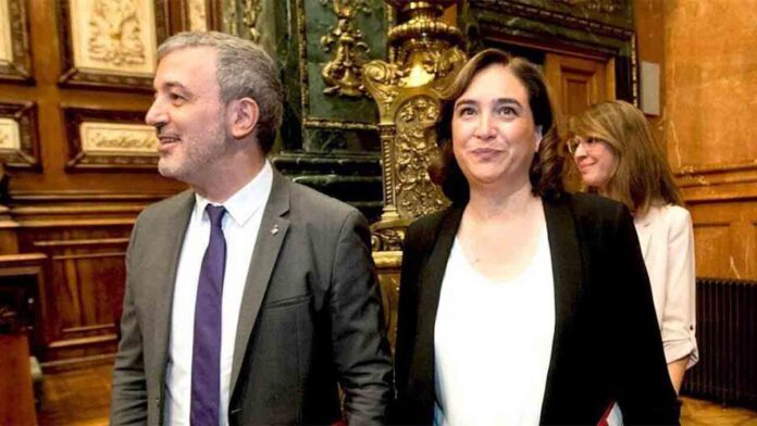 Los barceloneses aprueban con un 5,7 la gestión municipal de Colau y Collboni