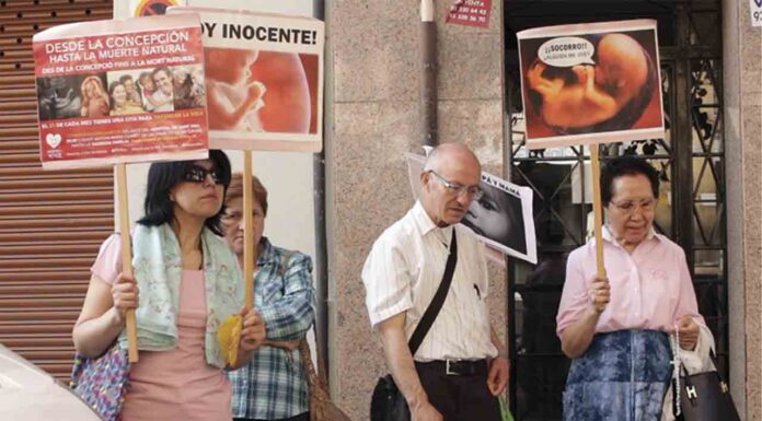 Denuncian a un grupo antiabortista por acosar a diario a tres clínicas Denuncian a un grupo antiabortista por acosar a diario a tres clínicas