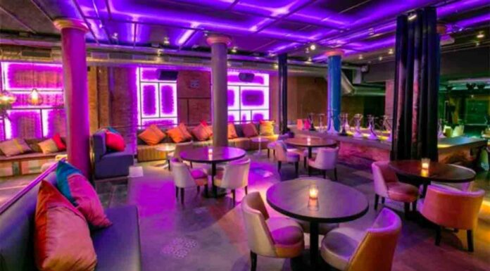 Precintan un Strip Club en la Rambla por facilitar la prostitución Precintan un Strip Club en la Rambla por facilitar la prostitución