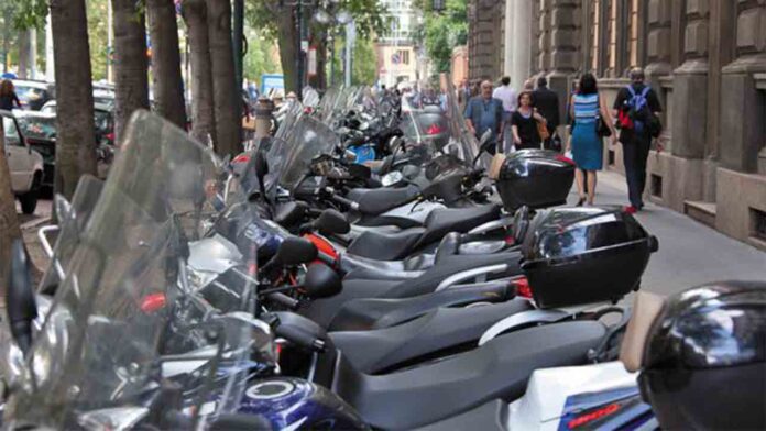 El Ayuntamiento estudia la posible expulsión de las motos de las aceras y que aparquen en la calzada