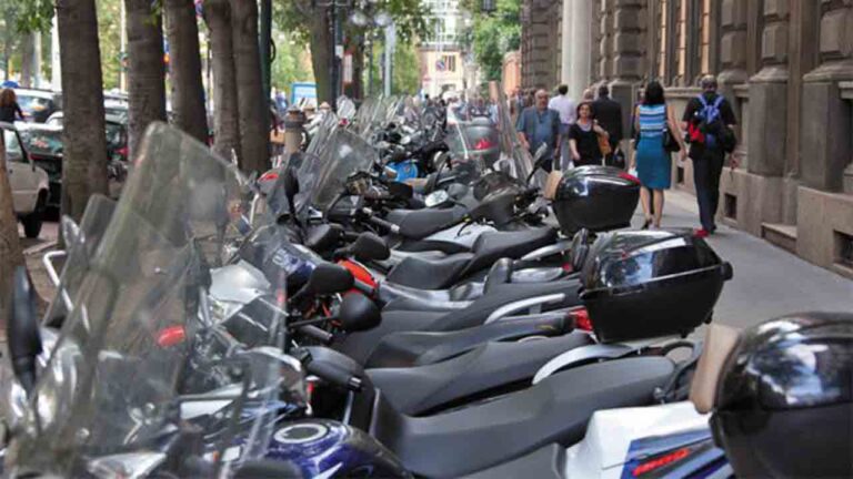 El Ayuntamiento estudia la posible expulsión de las motos de las aceras