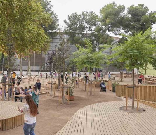 La Escuela La Farigola del Clot transforma su patio en un pulmón verde La Escuela La Farigola del Clot transforma su patio en un pulmón verde
