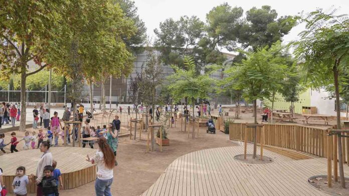 La Escuela La Farigola del Clot transforma su patio en un pulmón verde