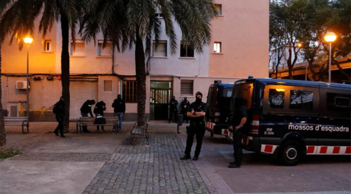 Vídeo | Cinco heridos, uno de ellos grave, por una pelea a machetazos en Badalona Los Mossos siguen en el barrio de Sant Roc de Badalona para prevenir venganzas