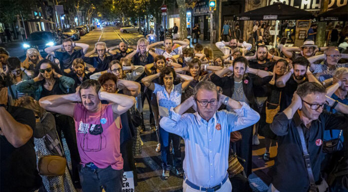 Los vecinos de Enric Granados protestan contra el ruido de las terrazas Los vecinos de Enric Granados protestan contra el ruido de las terrazas