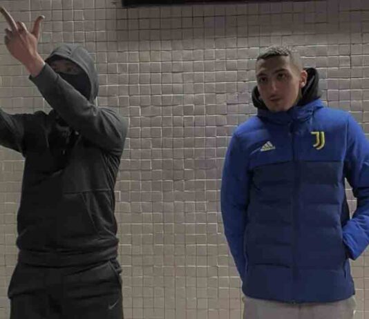 Libertad para el rapero Morad, detenido por desórdenes públicos en Hospitalet Morad, con un amigo en la estación de metro de La Florida