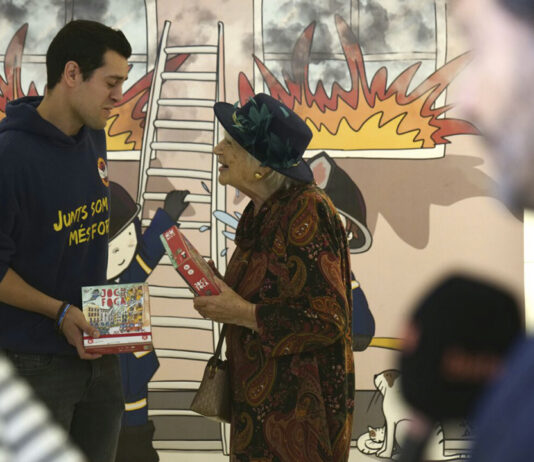 Pilarín Bayés ilustra el nuevo material pedagógico de los Bomberos de Barcelona Pilarín Bayés ilustra el nuevo material pedagógico de los Bomberos de Barcelona