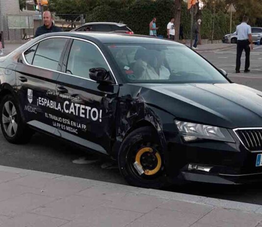 Un Cabify choca contra un tranvía en Sant Joan Despí en un giro prohibido Un Cabify choca contra un tranvía en Sant Joan Despí en un giro prohibido