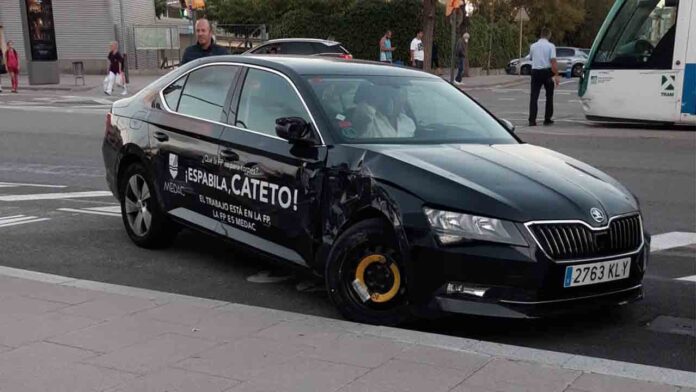 Un Cabify choca contra un tranvía en Sant Joan Despí en un giro prohibido