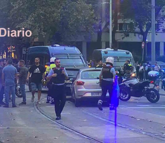 Un coche se da a la fuga en Diagonal Mar, embiste a los Mossos y lanza la cocaína por la ventanilla Un coche se da a la fuga en Diagonal Mar, embiste a los Mossos y lanza la cocaína por la ventanilla