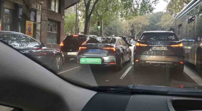 Vehículos de Bolt circulan por Barcelona con su peligroso paragolpes Vehículos de Bolt circulan por Barcelona con su peligroso paragolpes