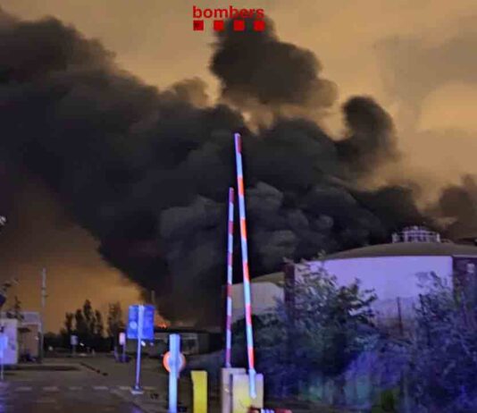 Activado el riesgo químico por un incendio en la depuradora de El Prat de Llobregat Activado el riesgo químico por un incendio en la depuradora de El Prat de Llobregat