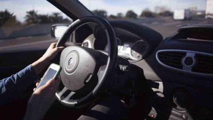 Casi 350 denuncias diarias por utilizar el móvil o el GPS mientras se conduce