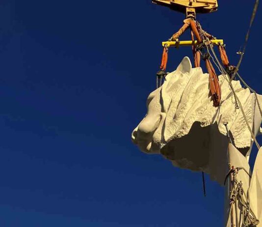 Colocada la figura del león en la torre de Marcos de la Sagrada Familia Colocada la figura del león en la torre de Marcos de la Sagrada Familia