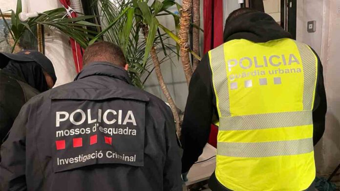 Desmantelan un piso en Ciutat Vella convertido en punto de venta de droga