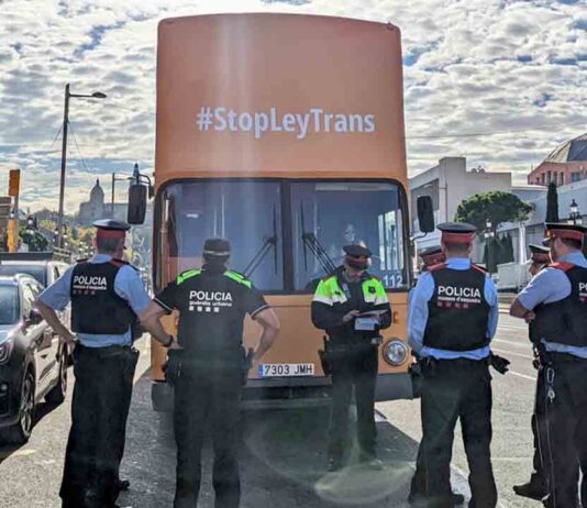 Multa a Hazte Oír de 20.000 euros por el bus transfóbico Los Mossos inmovilizan el bus Hazte Oír contra la ley trans